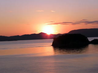 ホテル水明前のエンジェルロードにつながる余島後方に朝日が昇る（１１月２９日）